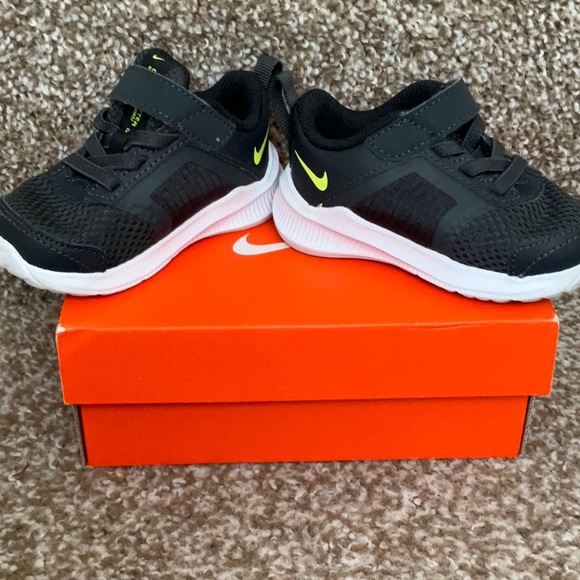 Nike Downshifter sneakers black and neon green. Size 4c - Picture 8 of 12